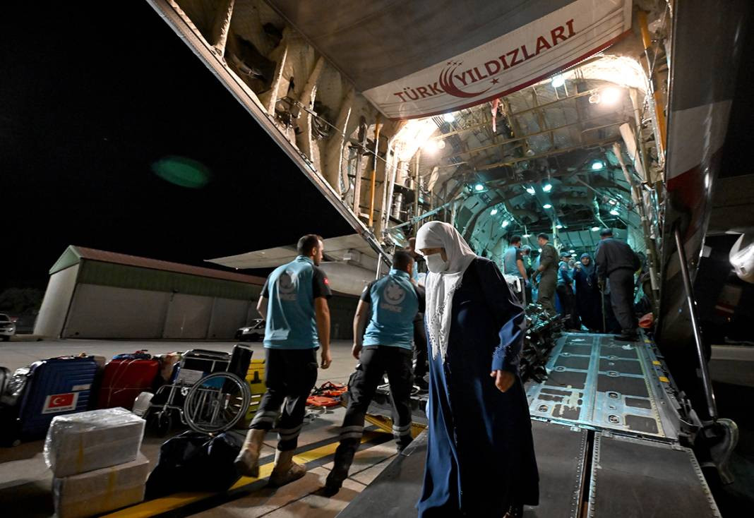 Hacda sağlık sorunları yaşayan 13 kişi Türkiye'ye getirildi - Resim: 5